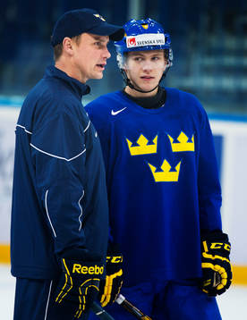 Roger Rönnberg, huvudtränare, pratar med William Karlsson