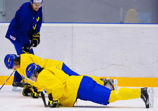 Christian Djoos och Victor Rask får göra armhävningar