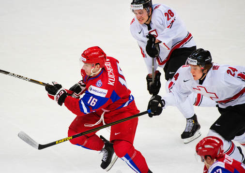 Nikita Kucherov, Ryssland, jagas av Lukas Balmelli och