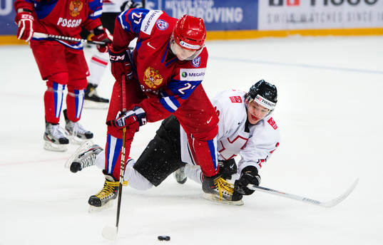 Kirill Dyakov, Ryssland, utmanas av Sven Andrighetto,