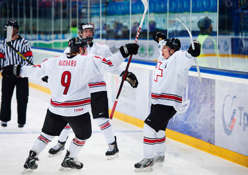 Sven Andrighetto, Schweiz, till höger, gratuleras till