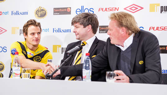 Henning Hauger, Elfsborg, tar i hand med Jörgen