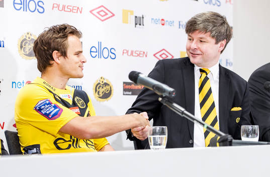 Henning Hauger, Elfsborg, tar i hand med Bo Johansson,