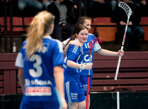 Hovshaga vinner över Örlogsstaden, flickor 18, jubel