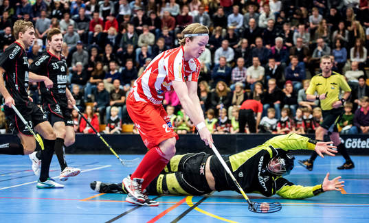 Patrik Malmström, Pixbo, kommer fri mot Johan Rehn,