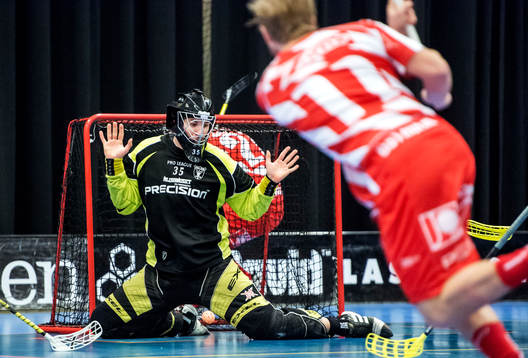 Martin Östholm, Pixbo, skjuter bollen mellan benen på
