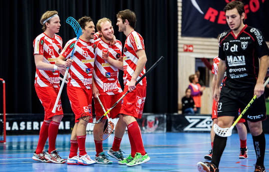 Martin Östholm, Pixbo, firar med lagkamraterna