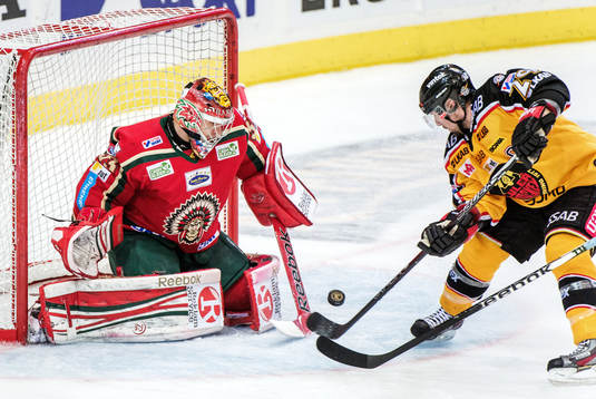 Julius Hudacek, målvakt, Frölunda, räddar ett försök