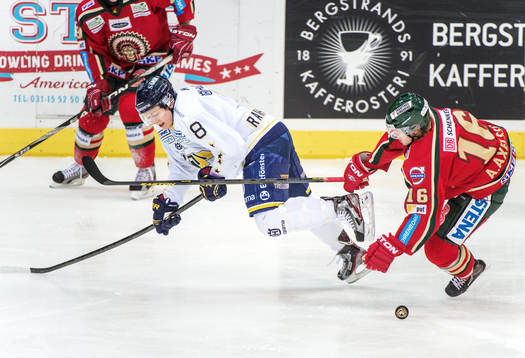 Rhett Rakhshani, HV71, tacklas omkull av Anton Axelsson,