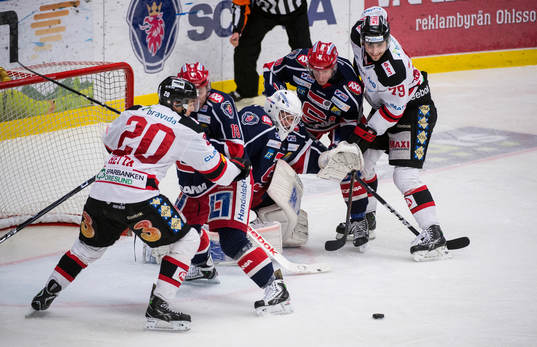 Pucken fri framför Södertäljes mål