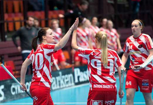 Sara Helin gör ett av Pixbos 8 mål för dagen, jubel