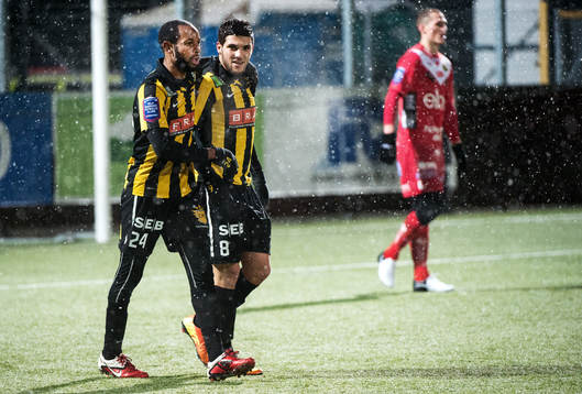 Rene Makondele och Moestafa El Kabir, Häcken, kramar om