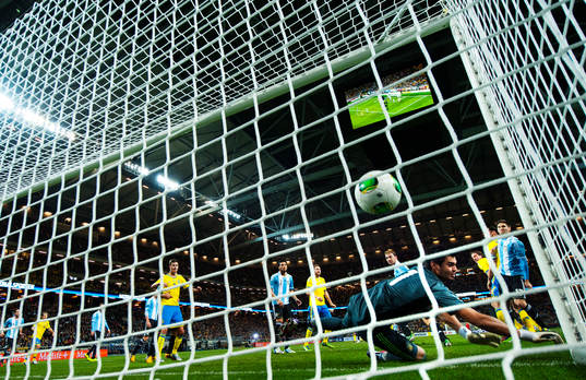 Jonas Olsson, Sverige, nickar in 1-1 bakom Sergio Romero,