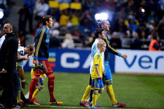 Zlatan Ibrahimović, Sverige, kommer in på planen