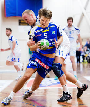 Philip Nilsson, Ystad, kämpar sig förbi Jonathan Berg,