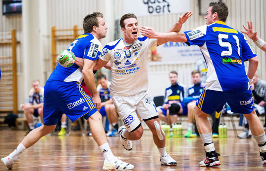 Andreas Arrman, Aranäs, blir stoppad av Martin Bager och