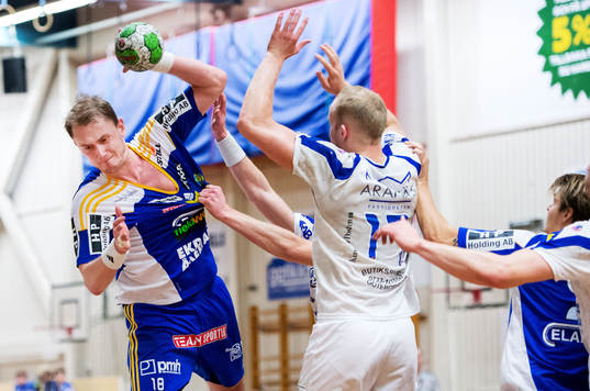 Palle Hansen, Ystad, blir dragen i tröjan