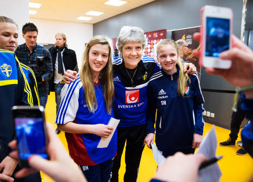 Pia Sundhage, förbundskapten, blir fotograferad