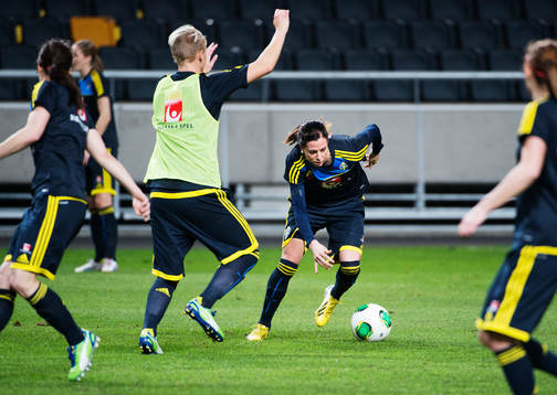 Lotta Schelin dribblar