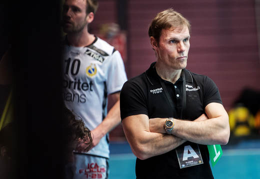 Johan Eklund, tränare Redbergslid, ser sammanbiten ut