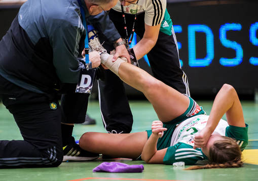 Johanna Westberg, Skuru, får sin fotled omlindad