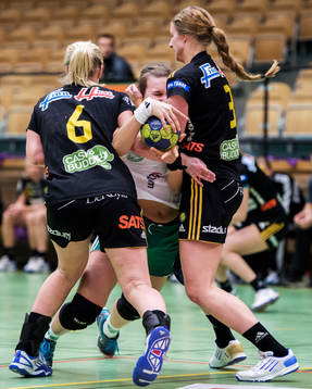 Lova Liif, Skuru, stoppas av Ida Odén och Linn Blohm,