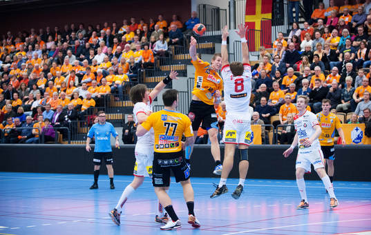 Olafur Gudmundsson, Kristianstad, skjuter, Albin Stenberg,