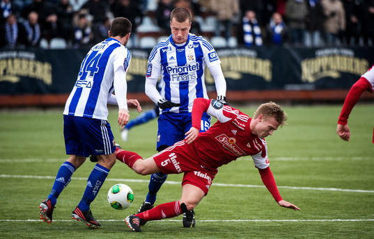 Jakob Johansson, IFK Göteborg, tacklar omkull Andreas