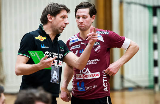 Tomas Axnér, tränare Lugi, pratar med Anders Hallberg,