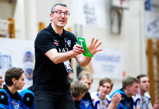 Jerry Hallbäck, tränare Aranäs, gestikulerar till