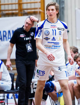 Anton Hallbäck, Aranäs. I bakgrunden kliar sig pappa