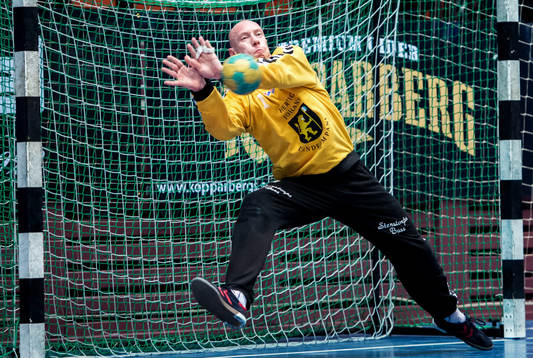Robert Lechte, målvakt, Skövde, räddar ett skott