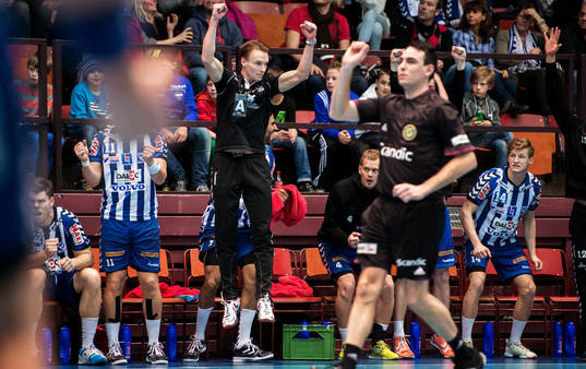 Henrik Schneider, tränare Skövde, hoppar av glädje när