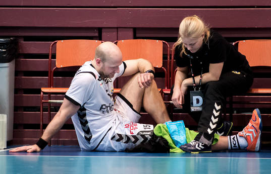 Björn Iveland, Redbergslid, sitter och kyler sitt knä