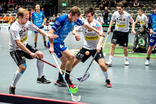 Kamp om bollen mellan Joakim Ström, Linköping, Erik