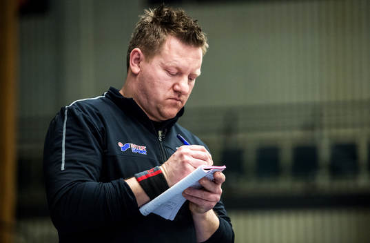 Torbjörn Johansson, tränare Linköping, antecknar