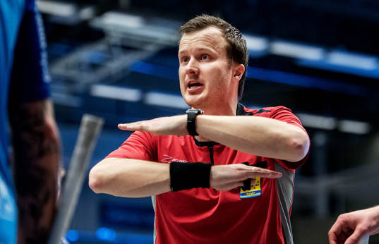 Domaren tecknar för tekning