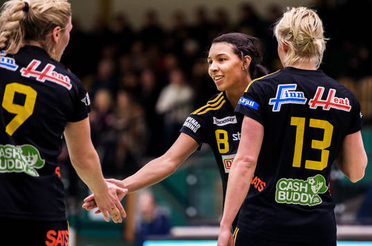 Jamina Roberts, gör low-five med Frida Tegstedt, Sävehof