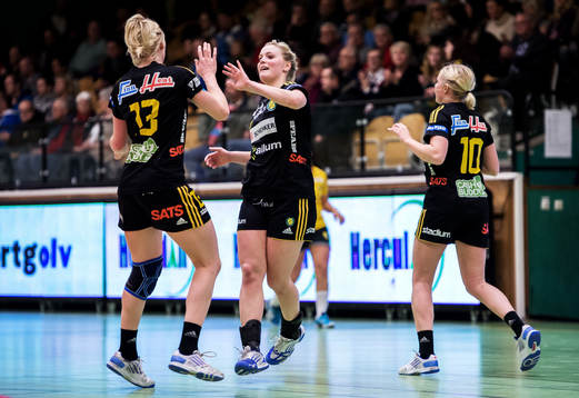 Ida Odén, gör high-five med Elin Karlsson, Sävehof