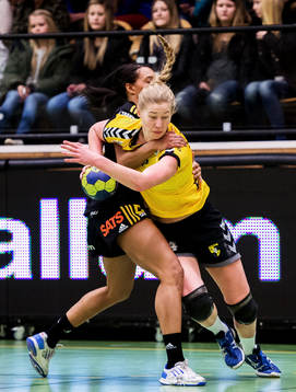 Julia Eriksson, Kärra, fastnar i Sävehofs Jamina Roberts