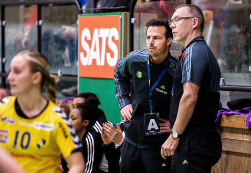 Henrik Signell, tränare Sävehof, pratar med Pär Jilsen,