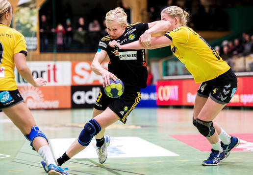 Elin Karlsson, Sävehof, tampas med Julia Eriksson, Kärra