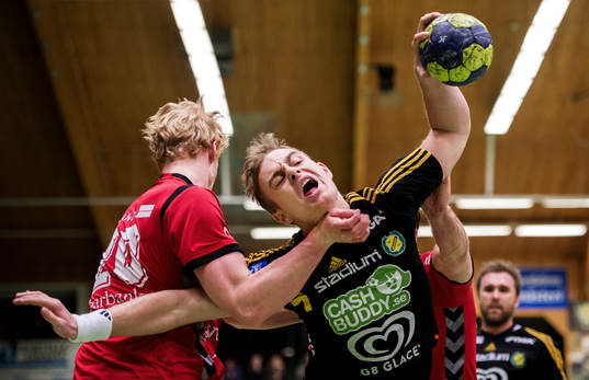 David Florander, Sävehof, får en småll på hakan av Adam
