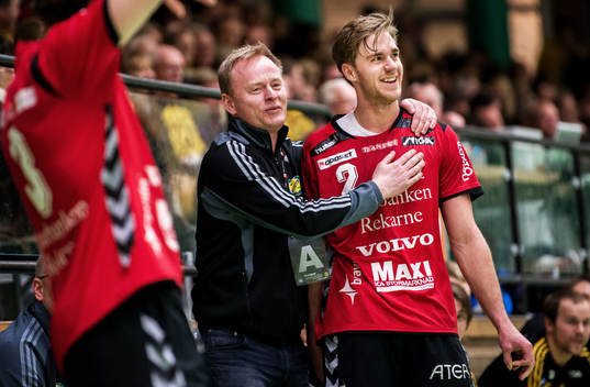 Magnus Johansson, tränare i Sävehof, klappar om Rickard