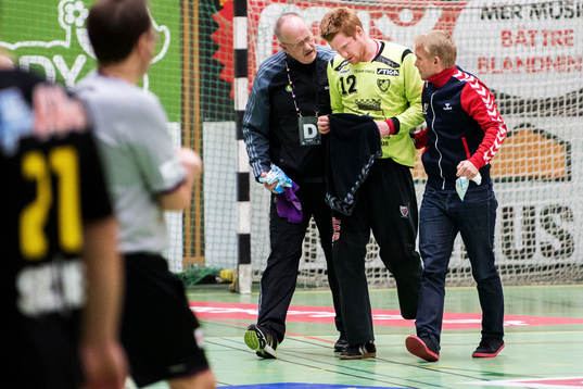Richard Larsson, målvakt, Guif, leds av planen