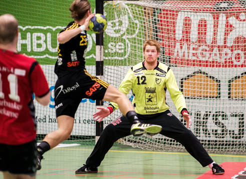 Richard Larsson, målvakt, Guif, gör sig redo att ta ett
