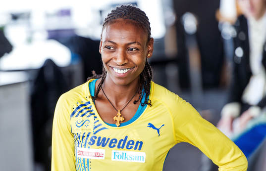 En glad Abeba Aregawi Gebretsadik, Sverige