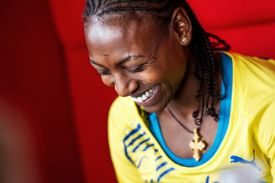 En glad Abeba Aregawi Gebretsadik, Sverige