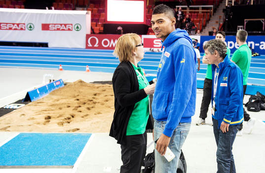 Michel Tornéus, Sverige, inspekterar längdhoppsbanan