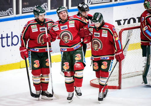 Brendan Bell, Frölunda, får hjälp att ta sig av isen